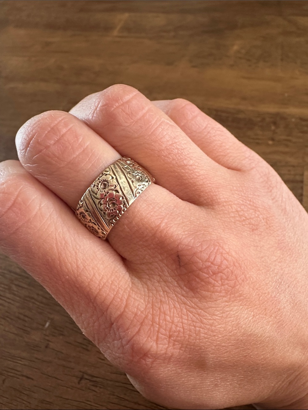 Heavy Solid 9k Gold Vintage Floral Engraved Wide Cigar Band Ring - size 7